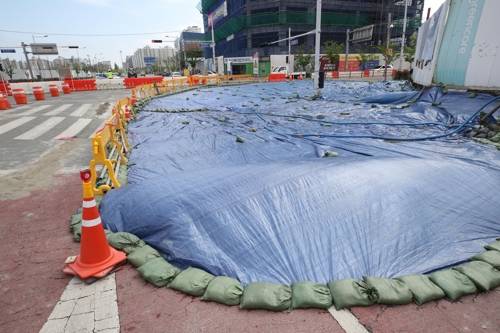 대규모 지반침하가 발생한 명지국제신도시 한 오피스텔 신축공사장 옆 도로 [손형주 기자]