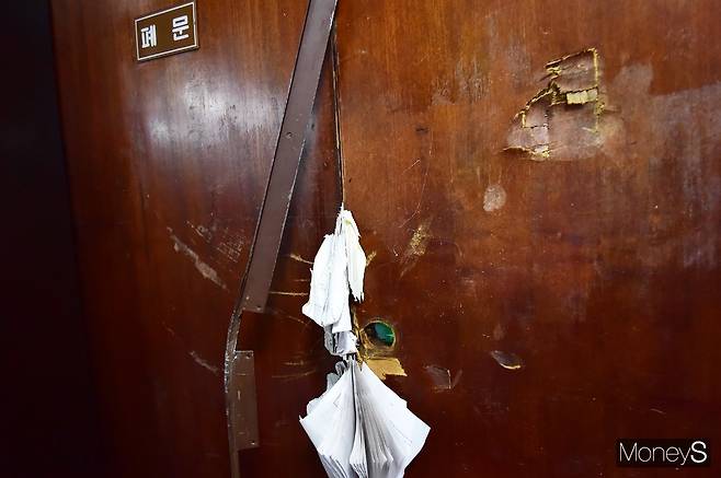 빠루. 패스트트랙을 둘러싼 여야의 대치가 최고조에 이른 26일 국회 의안과 출입문이 심하게 파손돼 있다. 이날 새벽 2시30분 의안과 출입을 가로막은 자유한국당 보좌진들과 진입을 시도하던 국회 방호과 직원들이 대치하는 과정에서 문이 파손됐다. /사진=임한별 기자