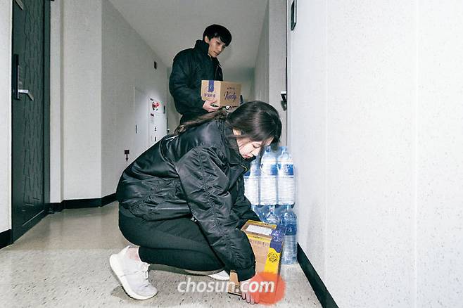 본지 기자가 '새벽 배송' 택배 상자를 고객의 집 앞에 놓고 있다. / 김종연 영상미디어 기자