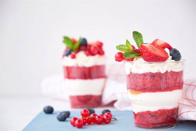 설탕에 졸인 딸기와 아이스크림을 섞어 딸기 콤포트를 만들어 함께 내면 코스를 잘 마무리할 수 있다. 게티이미지뱅크