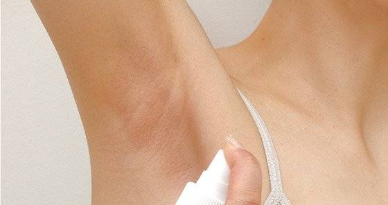 제모한 겨드랑이에 탈취 스프레이를 뿌리는 모습. 각종 미디어에 노출된 이미지에서 여성의 제모는 남성에 비해 강박적으로 장려되는 경향이 있다.[중앙포토]