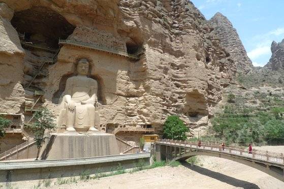 병령사 석굴 대불 좌상. 당나라 때 조성된 것으로 병령사 석굴의 상징이다. [사진 창비]