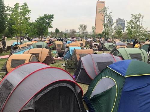 주말 '텐트촌'으로 변신한 여의도 한강공원 (서울=연합뉴스) 고현실 기자 = 27일 오후 여의도 한강공원에 텐트들이 빼곡히 들어서 있다. 2019.4.28 okko@yna.co.kr