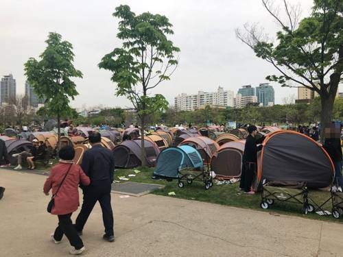 주말 '텐트촌'으로 변신한 여의도 한강공원 (서울=연합뉴스) 고현실 기자 = 27일 오후 여의도 한강공원에 텐트들이 빼곡히 들어서 있다. 2019.4.28 okko@yna.co.kr