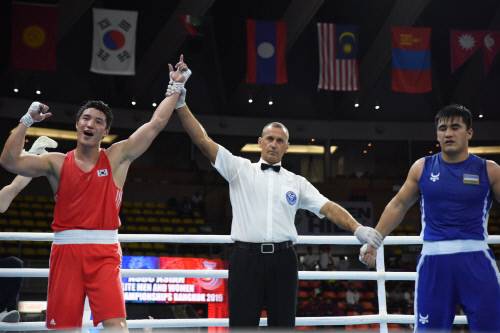 김형규(왼쪽)가 지난 26일 태국 방콕에서 열린 2019 아시아복싱연맹(ASBC) 아시아선수권대회 남자 91kg급 결승에서 우즈베키스탄의 산자르 뚜르스노프에게 판정승을 거둔 뒤 기뻐하고 있다. 제공 | 아시아복싱연맹(ASBC)