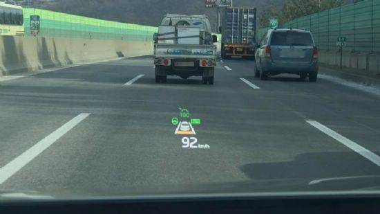 현대차그룹의 헤드업 디스플레이는 아직 HDA 등 ADAS 관련 경고 메시지를 표출시키지 못한다. (사진=지디넷코리아)