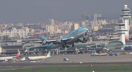 제주공항을 이륙 중인 'B747-400'기의 모습. [사진=유튜브 화면캡처].