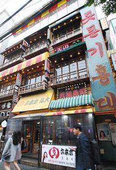 일본이야? 한국이야? - 지난 26일 일본식 주점들이 입주한 서울 홍대 인근 건물. 외벽에 일본어 간판이 줄줄이 달려 있다. /오종찬 기자