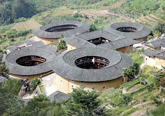 중국 푸젠성 난징(南靖)현에 있는 전라갱토루군(田螺坑土樓群). 흙다짐으로 4층 높이의 흙아파트를 지었다. [중앙포토]