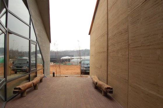 이규봉 건축가와 고 신근식 교수가 함께 설계하고 지은 고양 화정동 GS corp 사옥의 모습.［사진 건축연구소 알콘］