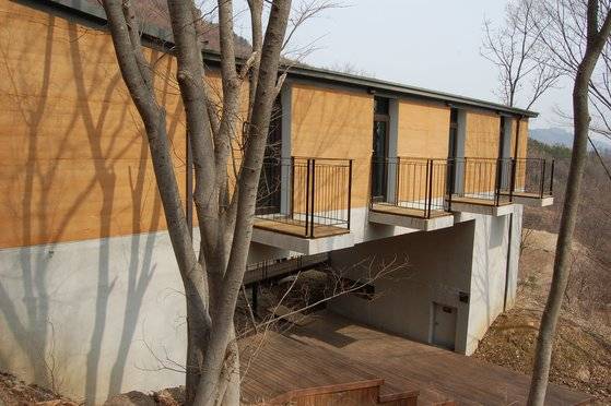 이규봉 건축가와 신근식 교수가 함께 설계하고 지은 괴산 숲생태 체험관［사진 건축연구소 알콘］