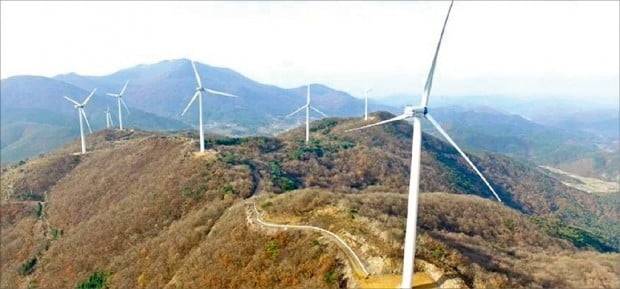 한국서부발전은 신재생에너지 발전 비중을 2030년까지 25%로 끌어올린다는 목표를 세우고 총 9조3000억원을 설비 확충에 투자하기로 했다. 서부발전이 운영하는 전남 화순 풍력발전소 모습.  한국서부발전 제공
