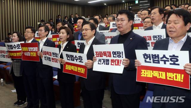 【서울=뉴시스】 박영태 기자 = 29일 오전 서울 영등포구 여의도 국회에서 열린 자유한국당 비상의원총회에서 황교안 대표와 나경원 원내대표 등 참석자들이 패스트트랙 법안 지정 철회를 요구하는 피켓팅을 하고 있다. 2019.04.29. since1999@newsis.com