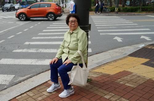 장수의자를 이용하는 노인. 그는&nbsp;“다리가 아플때 사용할 수 있어 좋다”고 말했다.