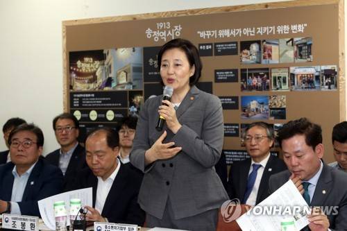 광주 1913송정역시장서 현장간담회하는 박영선 장관 (광주=연합뉴스) 정회성 기자 = 박영선 중소벤처기업부 장관이 22일 광주 광산구 1913송정역시장 상인교육관에서 열린 현장소통 간담회에서 인사말을 하고 있다. 2019.4.22 hs@yna.co.kr