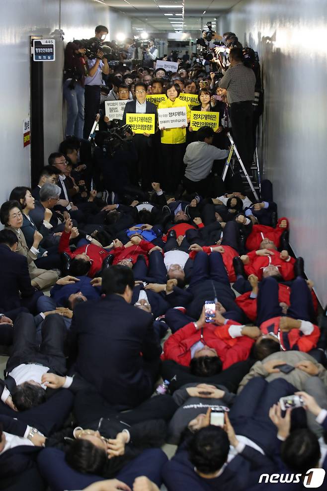 자유한국당 의원들이 29일 오후 서울 여의도 국회 행정안전위원회 복도에서 정의당 의원들이 지나가지 못하게 누워서 길을 막고 있다. 2019.4.29/뉴스1 © News1 김명섭 기자