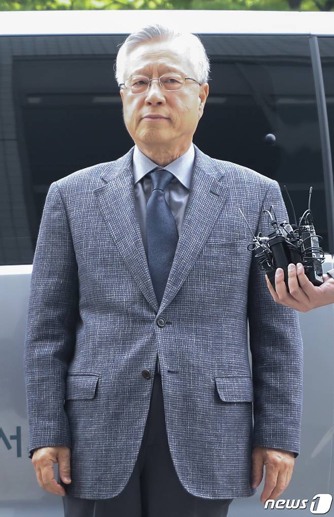 KT 채용 비리에 관여한 혐의를 받는 이석채 전 KT 회장이 30일 오전 서울 양천구 남부지방법원에서 열린 구속 전 피의자 심문(영장실질심사)에 출석하고 있다. 2019.4.30/뉴스1 © News1 성동훈 기자