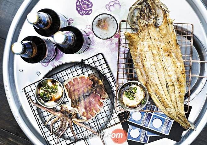 익선동 '거북이 슈퍼'에서 파는 먹태, 오징어와 맥주. /영상미디어 김종연 기자