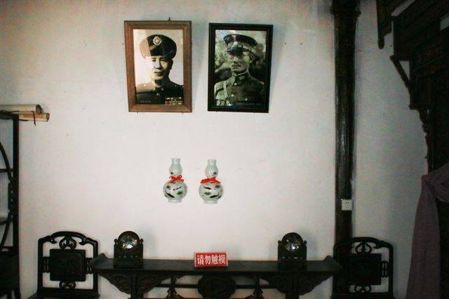 마루지의 후원자 바이충시(왼쪽)와 룽윈.