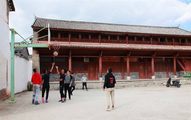 청진사에서 농구하는 학생들.