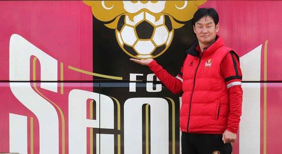 최용수 FC 서울 감독은 제프 유나이티드 이치하라를 빛낸 최우수 외국인 선수로 선정됐다. 김상선 기자