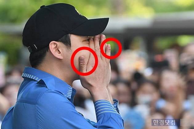 박유천 소집해제 현장에서 찍힌 손/사진=한경DB