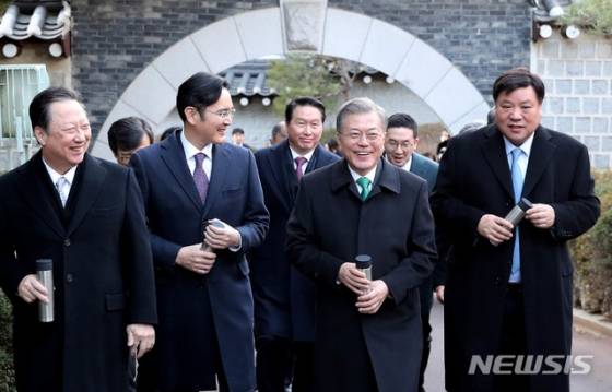 【서울=뉴시스】박진희 기자 =문재인 대통령이 15일 오후 청와대 영빈관에서 열린 '2019년 기업인과의 대화'를 마치고 기업인들과 경내를 산책하고 있다.   photo@newsis.com  <저작권자ⓒ 공감언론 뉴시스통신사. 무단전재-재배포 금지.>