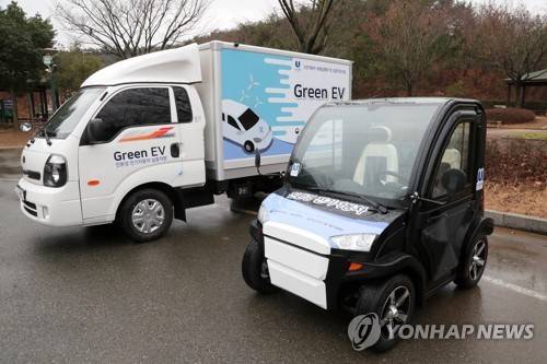 울산시 실증용 전기차 2018년 12월 울산대공원 그린하우스 및 청소년 광장에서 울산시와 지역 기업 등이 개발한 실증용 전기차를 울산시설공단에 전달하는 행사가 열린 가운데 상용트럭과 초소형 전기차가 선보이고 있다. [울산시 제공=연합뉴스 자료사진]