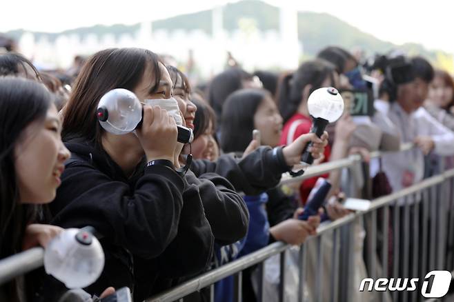 2019광주FINA세계수영선수권대회 성공기원 슈퍼콘서트가 열린 광주 서구 월드컵경기장에서 관객들이 공연장 입장을 기다리며 그룹 방탄소년단 리허설을 지켜보고 있다. © News1