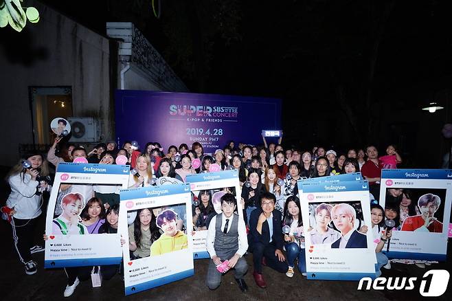 중국 광저우에 있는 방탄소년단 팬들 모습.(한국관광공사 제공).  © News1