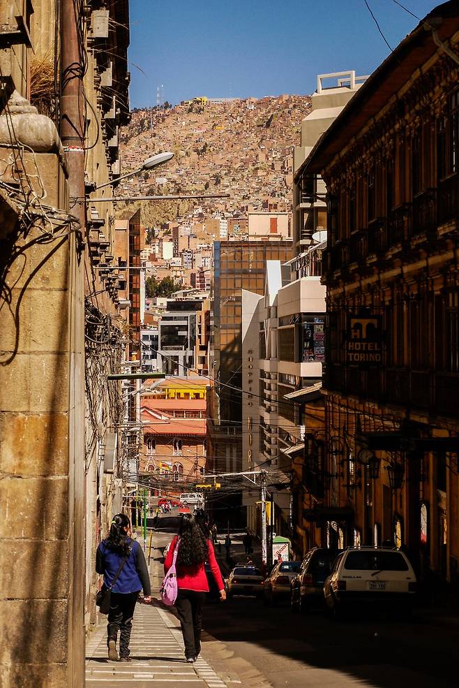 산으로 둘러싸인 듯한 착각을 불러일으키는 라파스. 사진 노동효 제공