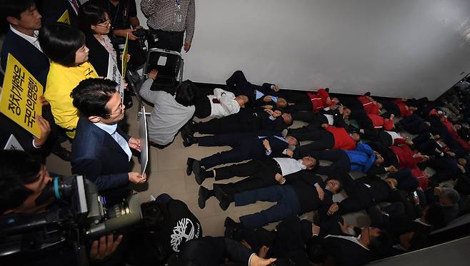 여야 4당이 29일 선거법 개정과 고위공직자범죄수사처(공수처) 신설 법안 등에 대한 패스트트랙(신속처리안건) 지정을 시도하기로 한 가운데, 국회 행정안전위원회 회의실 앞에서 선거제 패스트트랙 지정 저지 농성을 벌이는 자유한국당 의원과 당직자들이 바닥에 누워있다. 김경록 기자