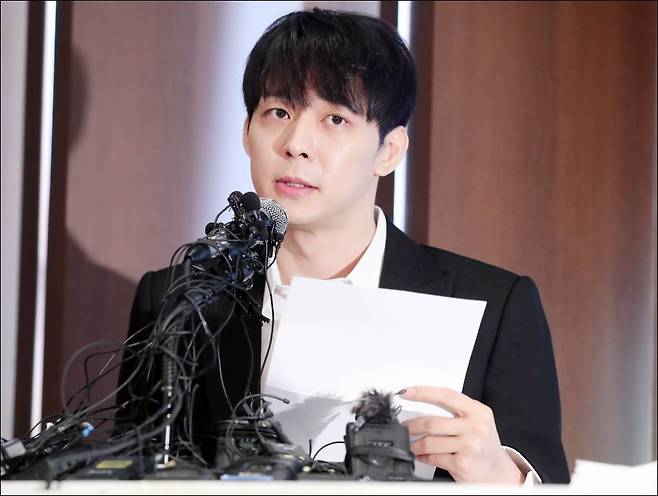 지난 10일 박유천이 전 연인 황하나의 마약 혐의 관련 공범 '연예인 A씨'로 지목되고 있는 것에 긴급 기자회견을 가졌다./사진=김창현 기자 chmt@