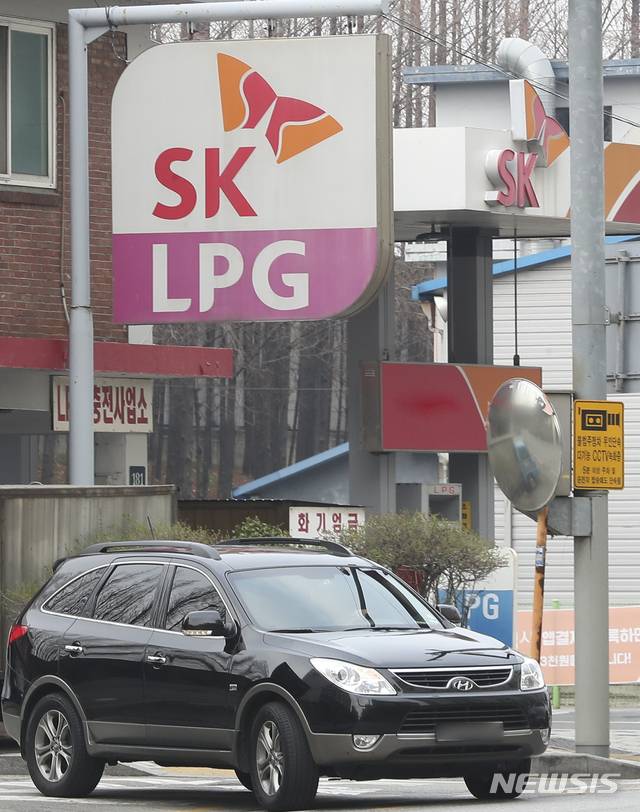 【서울=뉴시스】최진석 기자 = 일반인의 액화석유가스(LPG)차량 구매 가능일을 하루 앞둔 25일 오후 서울 한 충전소에서 차량이 나오고 있다. 26일부터 일반인도 액화석유가스(LPG)차량을 구매할 수 있게 된다. 휘발유차량이나 경유차량을 LPG차량으로 개조하는 일도 가능해진다. 산업통상자원부는 이날 "수송용 LPG 연료 사용 제한을 폐지하는 '액화석유가스의 안전관리 및 사업법 일부개정법률이 26일 공포, 시행된다"며 이렇게 밝혔다. 이에 따라 일반인도 LPG차량을 자유롭게 매매할 수 있게 된다. 새 LPG차량은 물론 중고차 구매도 가능하다. 기존에 보유한 휘발유·경유차량을 LPG차량으로 개조해도 된다. 2019.03.25. myjs@newsis.com