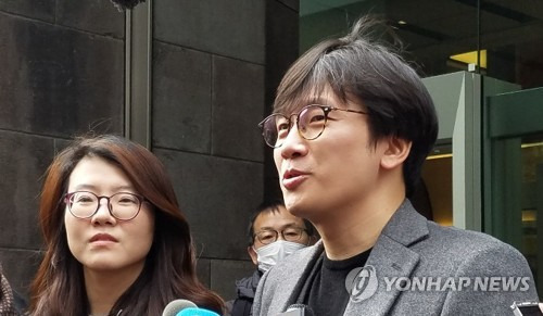 신일철주금 방문한 변호사들 (도쿄=연합뉴스) 김정선 특파원 = 15일 일본 기업인 신일철주금과 관련, 강제징용 피해자들인 원고측 변호사인 임재성(오른쪽)·김세은 변호사가 기자들에게 이날 방문에 대해 설명을 하고 있다. 2019.2.15 jsk@yna.co.kr