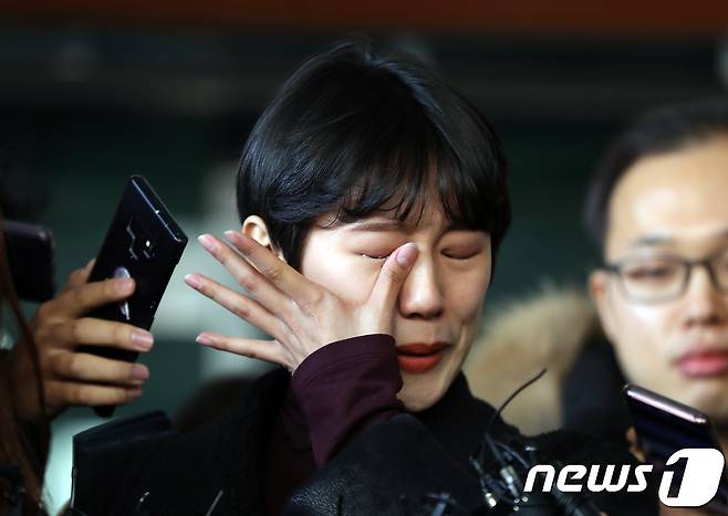 '비공개 촬영회'에서 노출사진 강요와 성추행을 당했다고 폭로한 유튜버 양예원이 9일 오전 서울 마포구 서울서부지법에서 열린 촬영자 모집책 최모씨의 1심 선고공판을 방청한 뒤 법원을 나서며 눈물을 닦고 있다. 재판부는 최모 씨에게 징역 2년 6개월을 선고했다. 2019.1.9/뉴스1 © News1 구윤성 기자