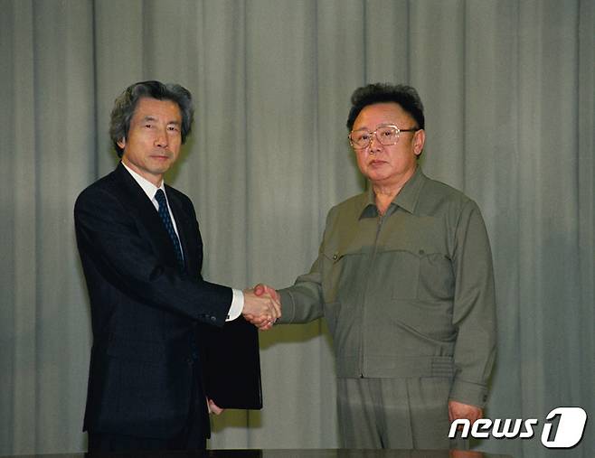 김정일 북한 국방위원장(오른쪽)이 지난 2002년 9월17일 평양에서 열린 고이즈미 준이치로 당시 일본 총리와의 정상회담을 계기로 북일 '평양선언'에 서명한 뒤 악수하고 있다. (우리민족끼리 캡처) © News1