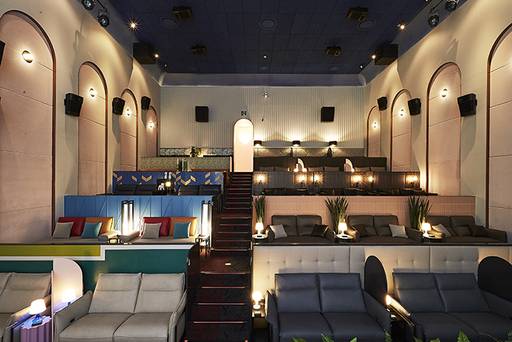 지난달 30일 서울 성동구 CGV왕십리에 문을 연 특별관 ‘씨네&리빙룸’의 모습. 아늑한 거실 같은 분위기의 밝은 상영관이다. CGV 제공