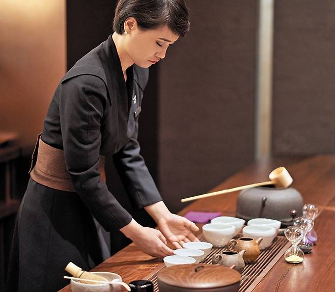 타마유라 티 바에서 차를 준비하는 티 스페셜리스트. /JW 메리어트 호텔 서울