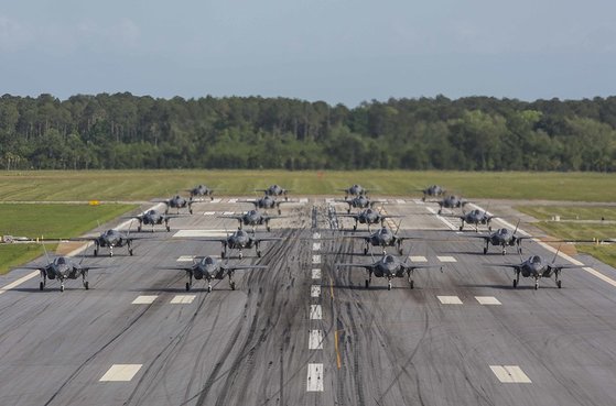 2019년 5월 1일(현지시간) 미국 사우스 캐롤라이나주 뷰퍼트 해병 비행기지에서 제501 해병 전투 공격 훈련 비행대대 소속 F-35B 20대가 '코끼리 걷기'를 하고 있다. [사진 미 해병대]