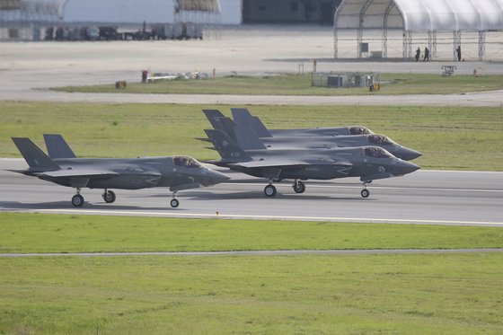 왼쪽에서 둘째 F-35B가 이탈리아 해군 소속이다. [사진 미 해병대]