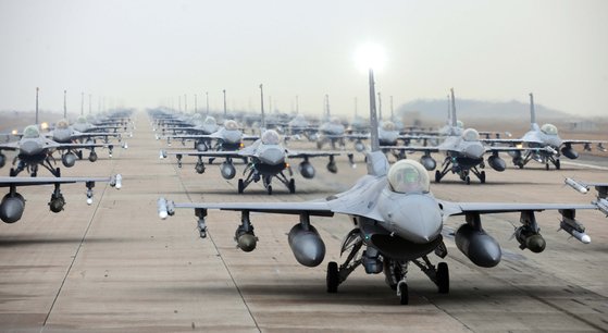 2012년 3월 2일 군산 공군기지에서 한ㆍ미 공군의 F-16 전투기 60대가 코끼리 걷기를 하고 있다. [사진 공군]