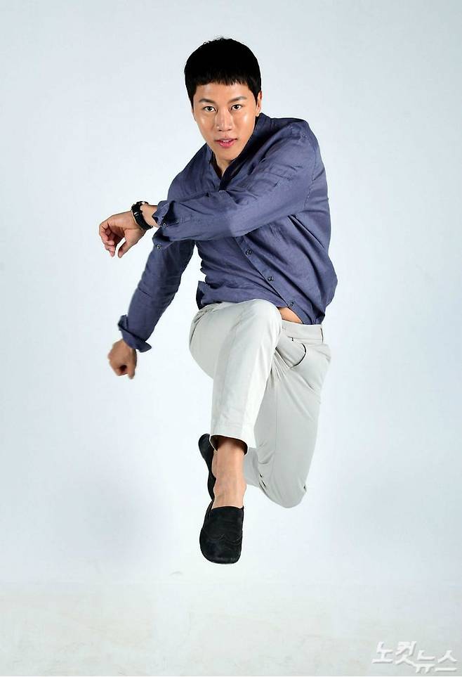 최근 종영한 SBS 드라마 '열혈사제' 에서 장룡(롱드) 역으로 열연을 펼친 배우 음문석이 3일 오후 서울 양천구 CBS노컷뉴스 사옥에서 인터뷰 전 포즈를 취하고 있다. (사진=황진환 기자)