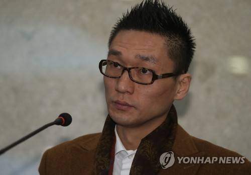 굳은 표정의 왕진진 (서울=연합뉴스) 류효림 기자 = 팝 아티스트 낸시랭의 남편 왕진진(전준주)이 30일 오후 서울 강남구 역삼동 삼정호텔에서 열린 기자회견에 참석하고 있다. 2017.12.30 ryousanta@yna.co.kr