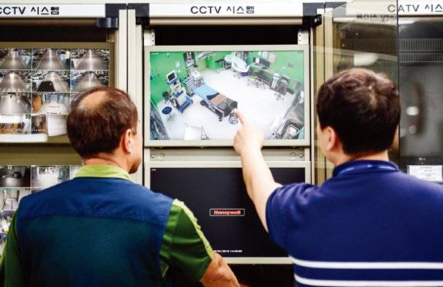 지난해 10월 1일 오후 경기도의료원 안성병원 관제실에서 병원 관계자들이 수술실 CCTV를 점검하고 있다. [뉴스1]
