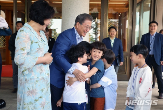 【서울=뉴시스】박진희 기자 = 문재인 대통령과 부인 김정숙 여사가 5일 청와대 본관 현관문에서 제97회 어린이날 청와대 초청행사에 참석한 어린이들을 맞이하고 있다. 2019.05.05.    pak7130@newsis.com
