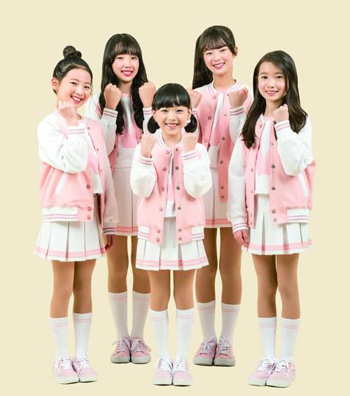 2015년 데뷔한 5인조 키즈돌 ‘비타민’. 왼쪽부터 오시윤(10) 김나예(12) 황채민(9) 임채민(13) 정사랑 양(10). 유튜브 열풍을 타고 팬 층이 두꺼워지면서 올해 처음으로 단독 콘서트도 계획하고 있다. 클레버TV 제공