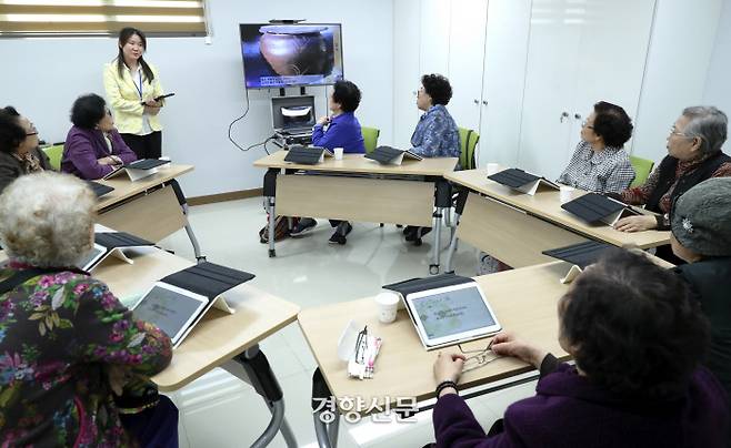경기 남양주 치매안심센터에서 예방 프로그램에 참여한 노인들이 태블릿 PC를 보며 문제를 풀고 있다./보건복지부 제공