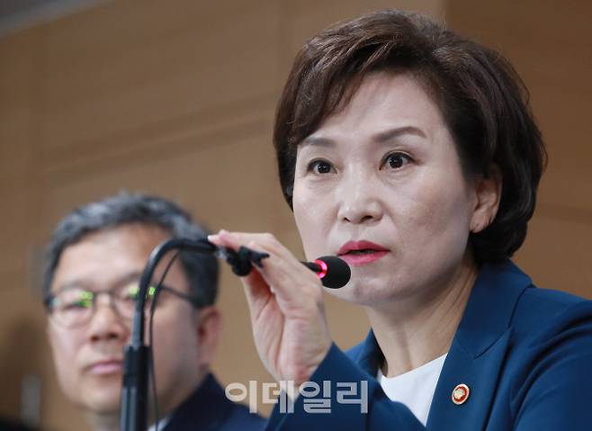 김현미 국토교통부 장관이 7일 오전 서울 종로구 정부서울청사에서 수도권 30만호 주택공급 방안에 따른 제3차 신규택지 추진계획을 발표하고 있다. 사진=이데일리 노진환 기자