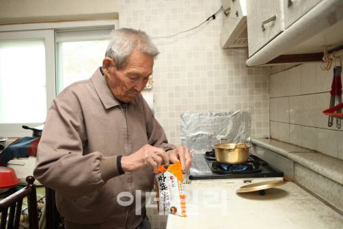 안성탕면을 직접 끓이는 박병구 할아버지.(사진=농심 제공)